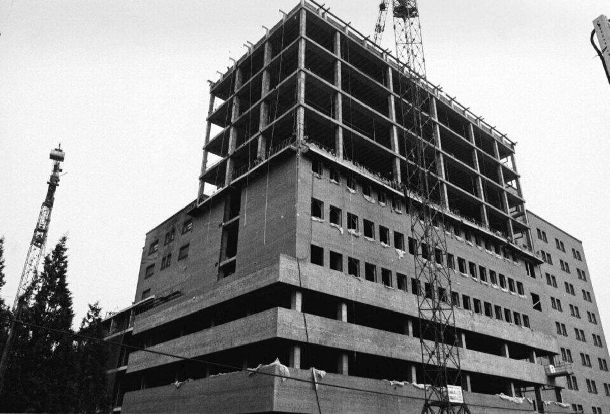 Construcció de l'edfici, una de les grans obres del Franquisme.