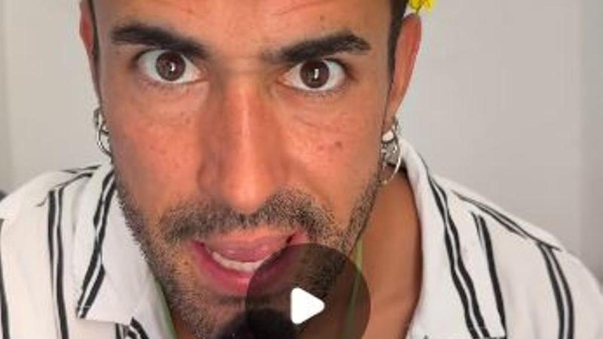 El creador de contenido en un fragmento del vídeo