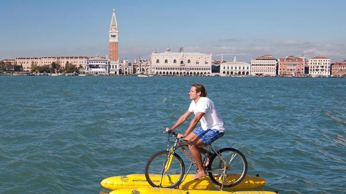 Descubre los canales de Venecia sobre una bici