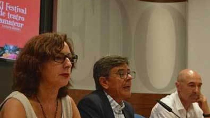 Carmen Suárez Trapiello, Roberto Sánchez Ramos y Miguel Peinado, ayer en el Ayuntamiento, durante la presentación del festival.