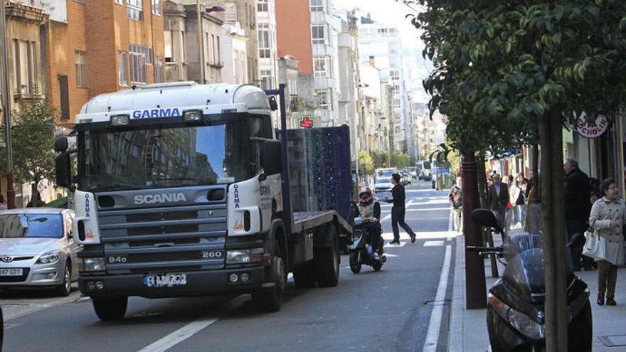 Un camión, circulando por la calle Sanjurjo Badía. // R. Grobas