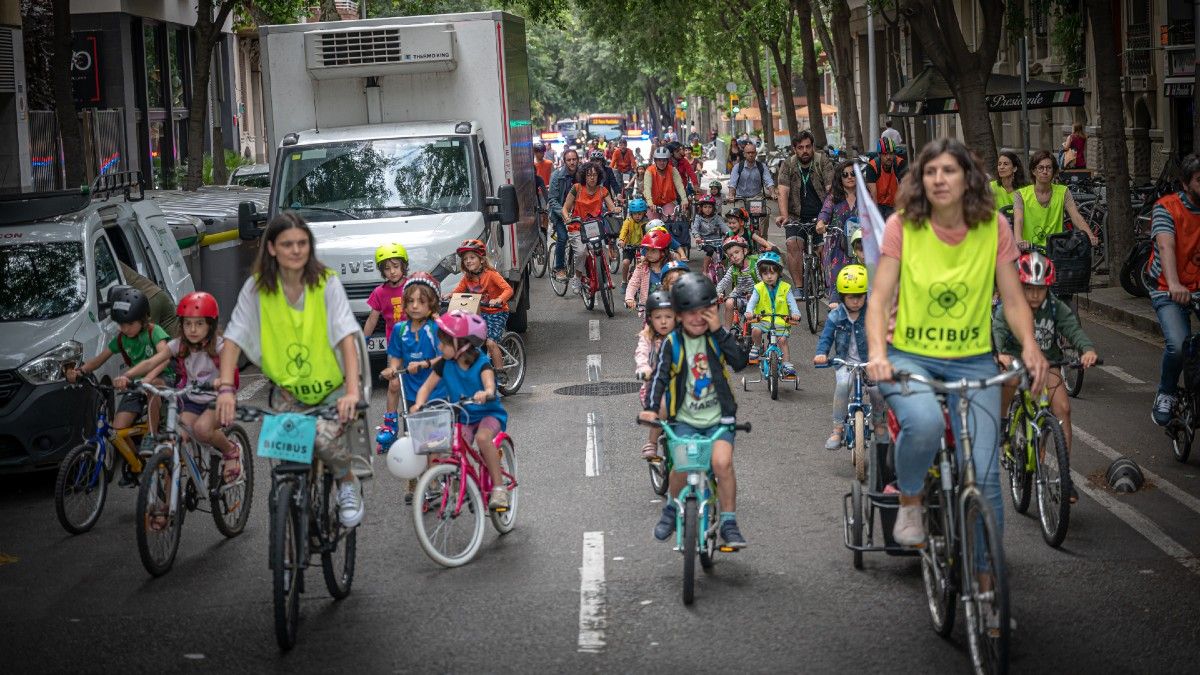 Participantes de un bicibús en el Eixample, a finales de junio.