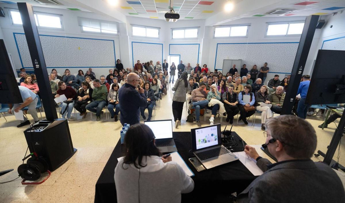 Reyes Pata y Manuel Domingo, de espaldas en primer plano, y el alcalde, Vicent Roig, con el micrófono al principio de la presentación. | VICENT MARÍ