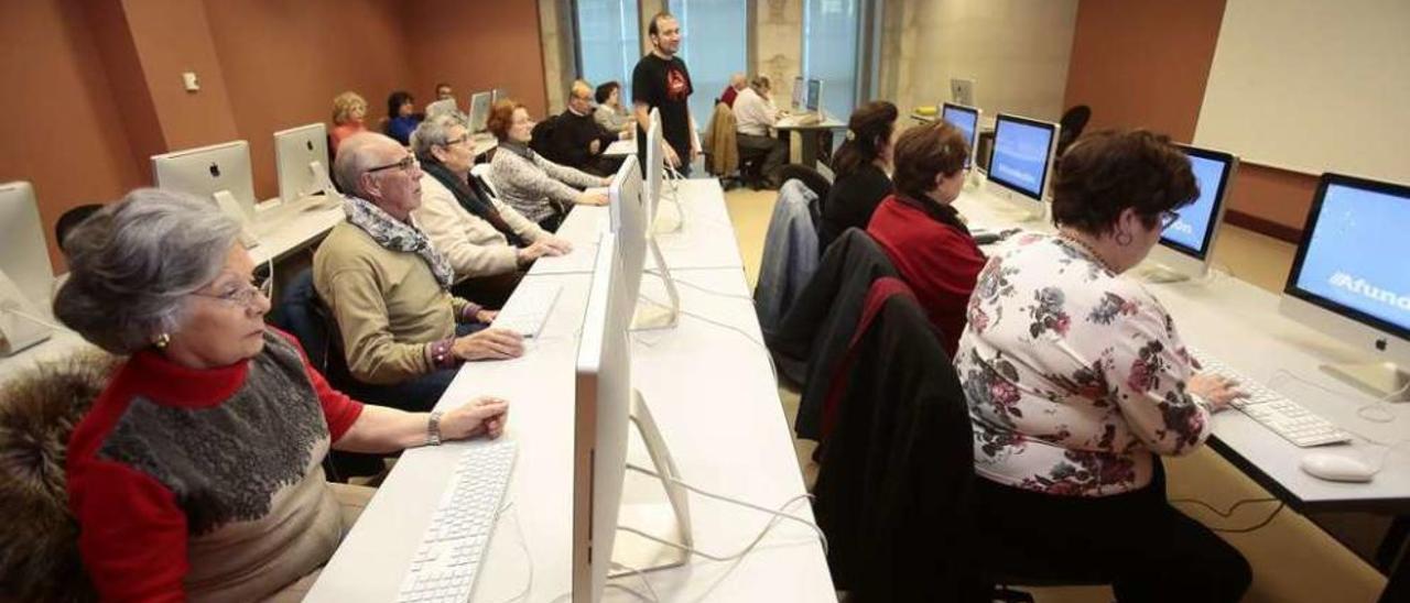 Una clase de internet, correo electrónico y retoque fotográfico en la sede central de Afundación. // Adrián Irago