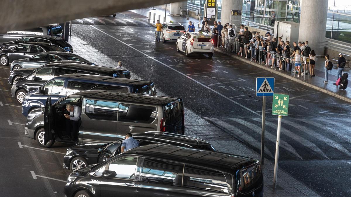 Hosbec pide al Consell un modelo de movilidad en el que coexistan taxis y VTC