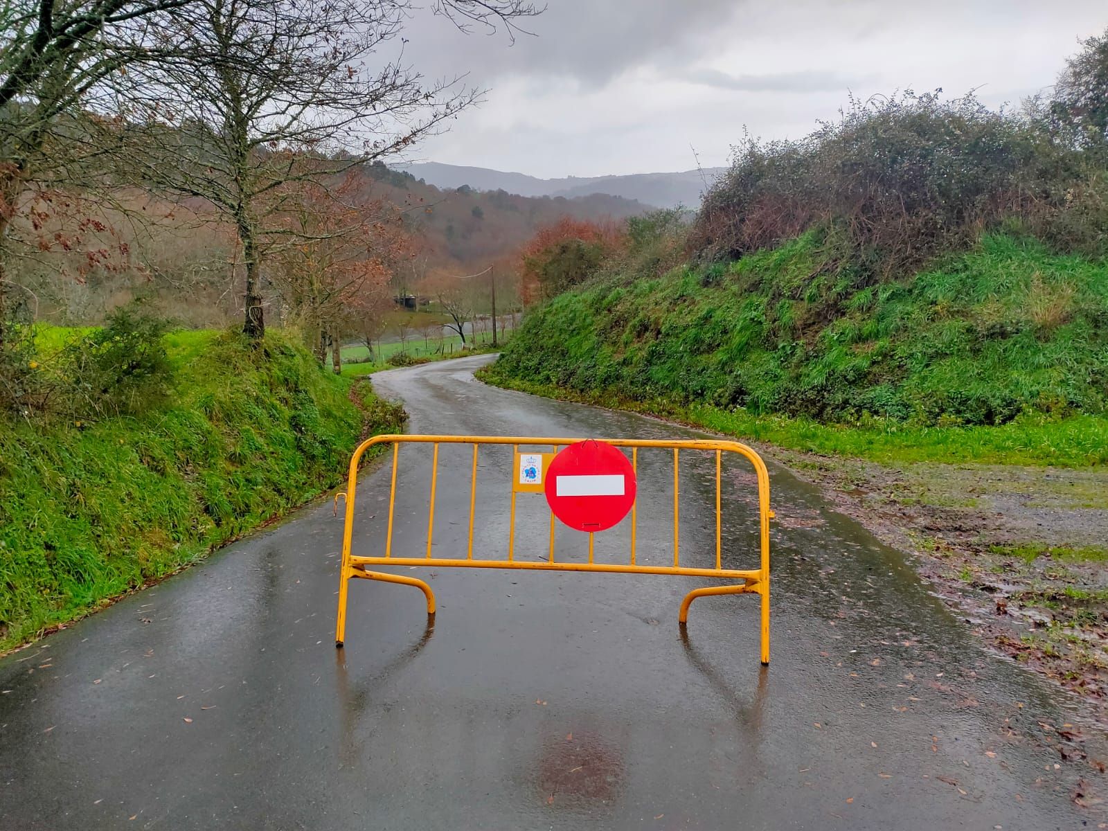 El vial de acceso a Pozo do Boi, en Vilatuxe, cerrado durante el domingo.jpg