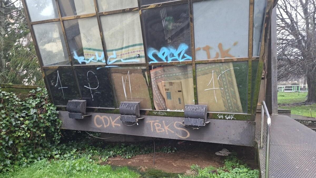 El actual ocupa y presunto camello rompió uno de los ventanales de la caseta para acceder a su interior