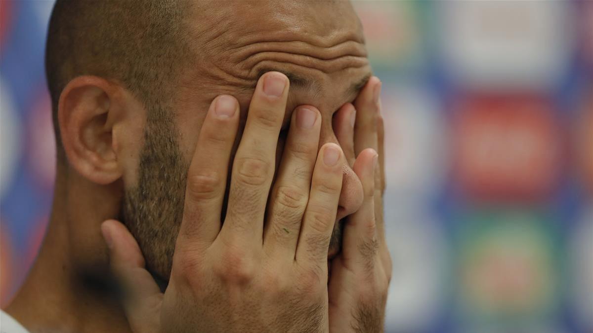 Mascherano se lamenta en la rueda de prensa que ofreció en la concentración de Argentina.