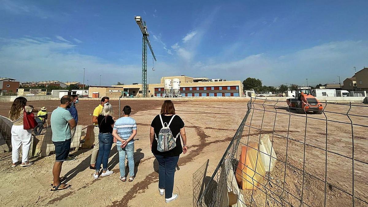 La concejala Ainhoa Sánchez y vecinos de la pedanía visitaban las obras ayer. | A.C.