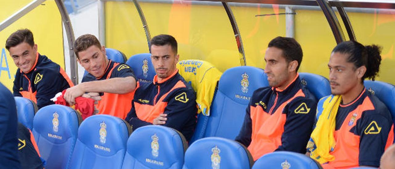 Asdrúbal Padrón, Raúl Lizoain, Hernán Santana, Ángel Montoro y Mauricio Lemos, ayer, en el banquillo del Estadio de Gran Canaria.