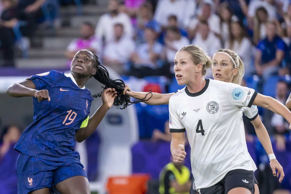 Kathrin Hendrich coge del pelo a Griedge Mbock Bathy durante el partido y ese gesto le vale la expulsión.