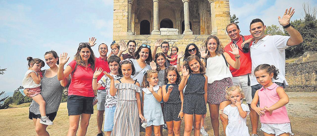 Amigos y familiares de Cuenca, de boda en Oviedo. IRMA COLLÍN