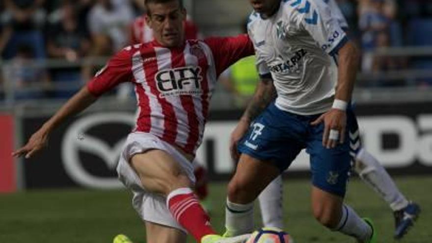 Pere Pons prova d&#039;aturar Aarón Ñíguez, jugador del Tenerife.