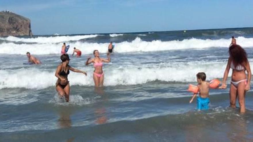 Baño con olas de dos metros y sin vigilancia en Xàbia