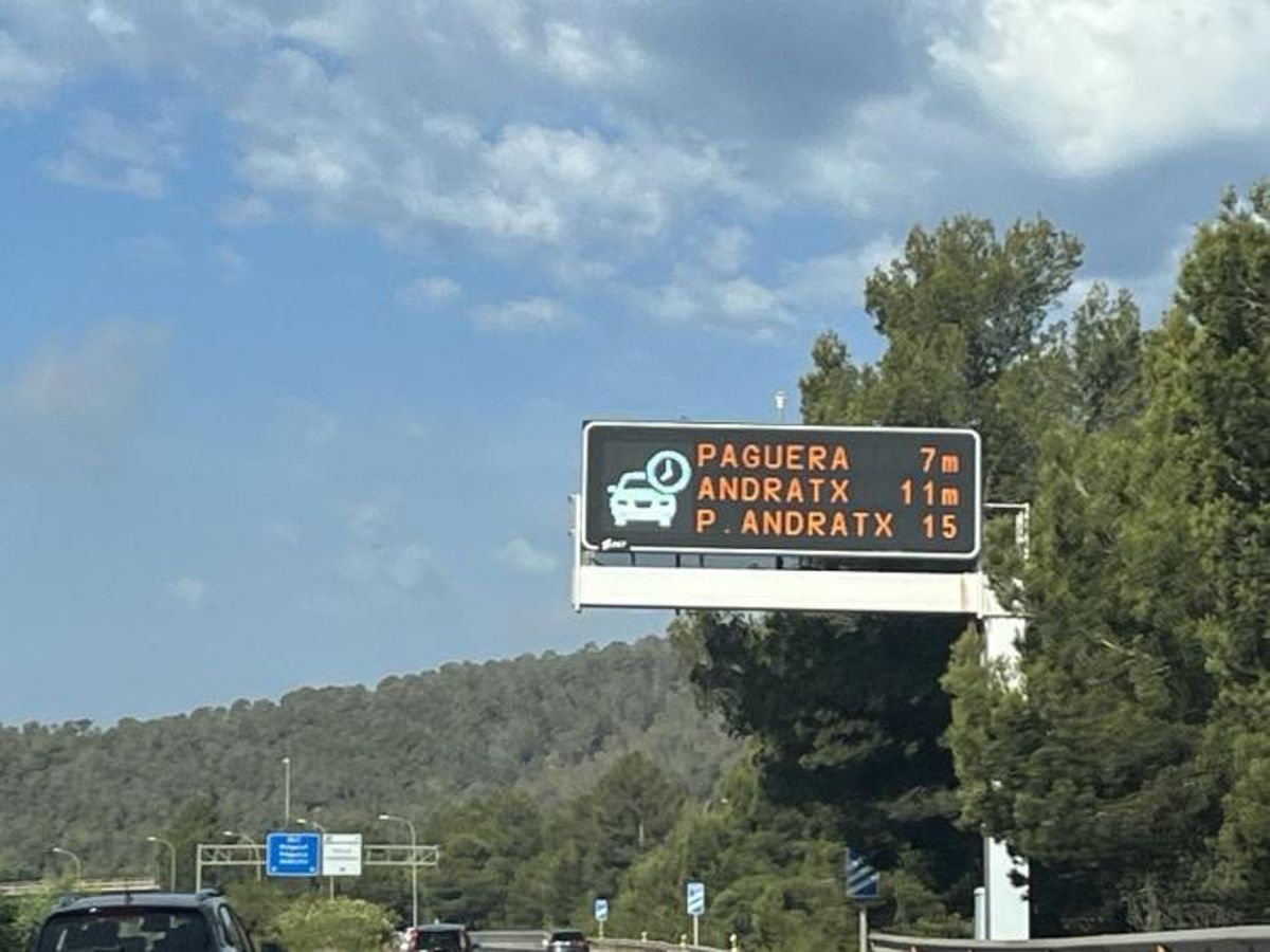 Un panel luminoso con el topónimo españolizado Paguera, en lugar del oficial 'Peguera'"