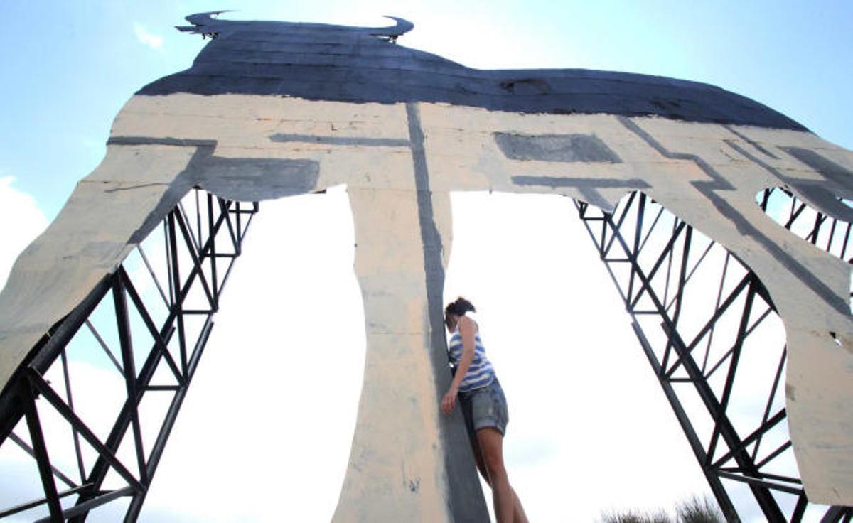 El toro de Osborne, en versión bicolor