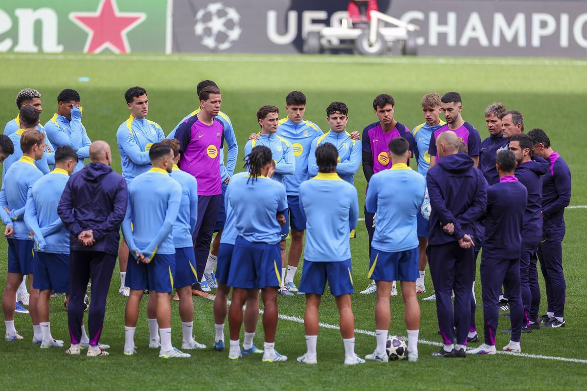 Flick habla a la plantilla en la víspera del Atlético-Barça de la Champions.