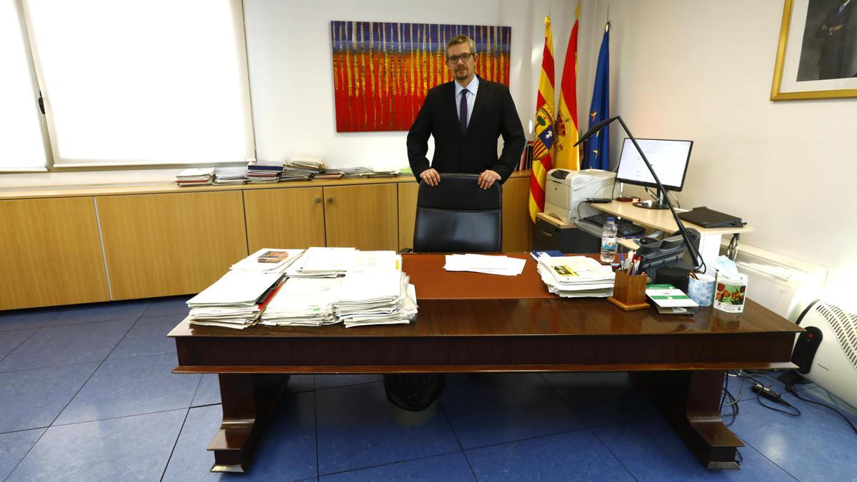 El director gerente del Inaem, Raúl Camarón, en su despacho, la semana pasada.