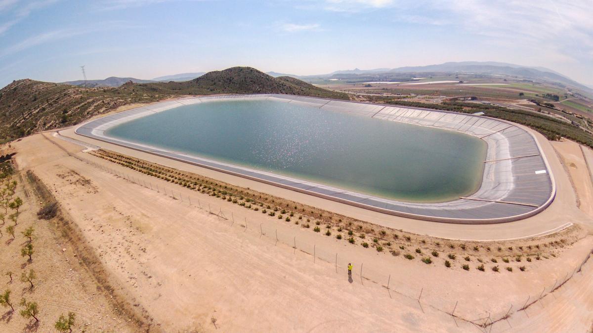 El embalse de La Cuesta de Villena recibe las aguas del Júcar-Vinalopó imprescindibles para frenar la sobreexplotación de los acuíferos.