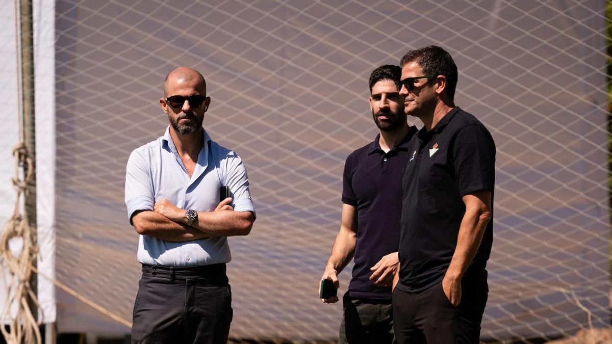 Manu Fajardo, Álvaro Ladrón de Guevara y Ramón Alarcón observan el entrenamiento del Betis del lunes 14 de julio en Portugal