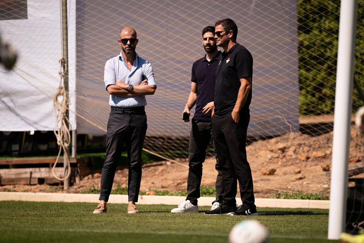 Manu Fajardo, Álvaro Ladrón de Guevara y Ramón Alarcón observan el entrenamiento del Betis del lunes 14 de julio en Portugal