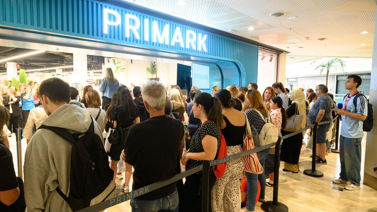 Decenas de personas esperando a entrar al Primark de Gran Casa
