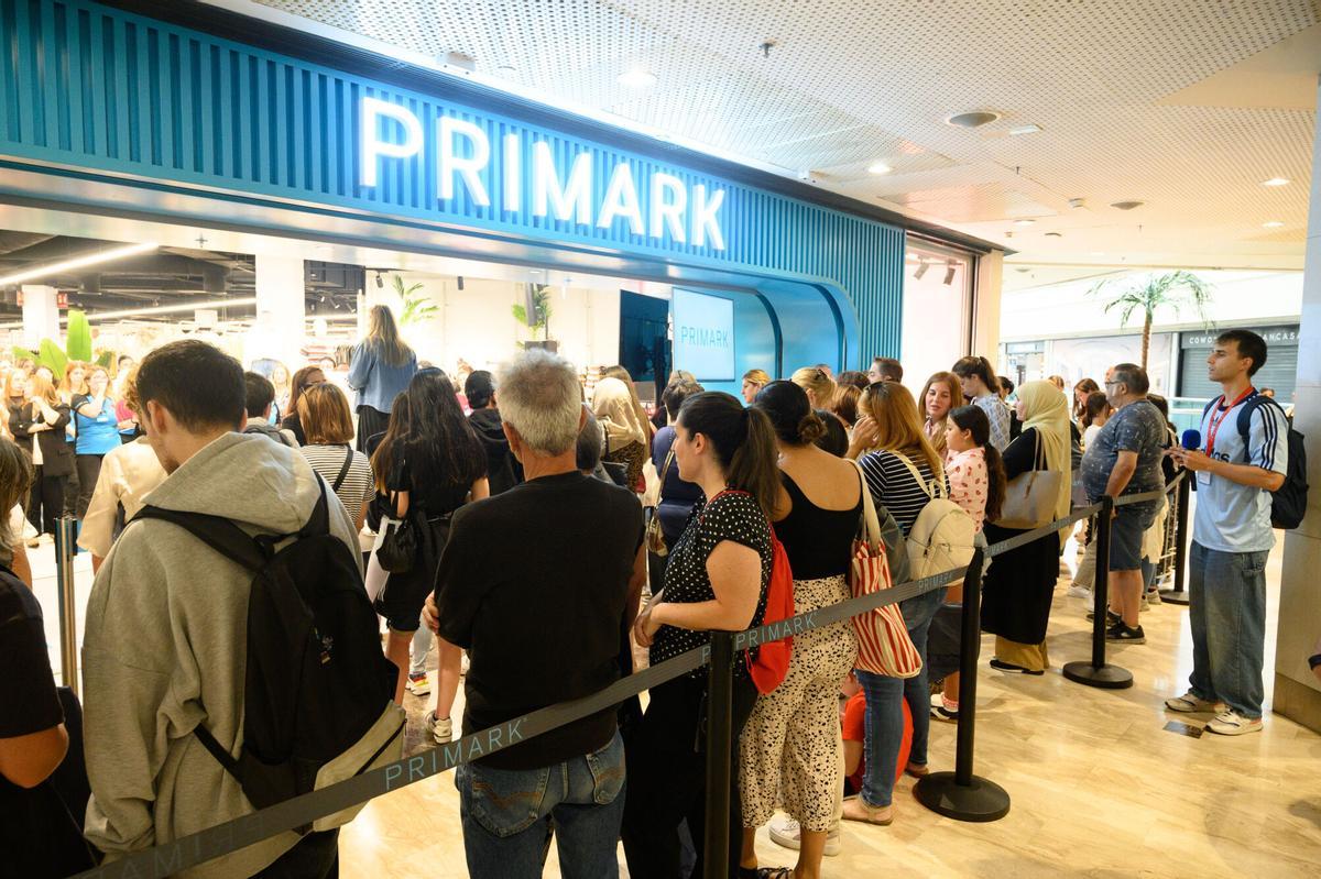 Decenas de personas esperando a entrar a la nueva tienda Primark de Grancasa.