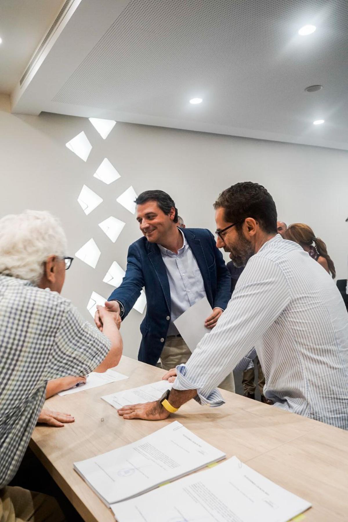 El alcalde recoge su credencial en la Junta Electoral.