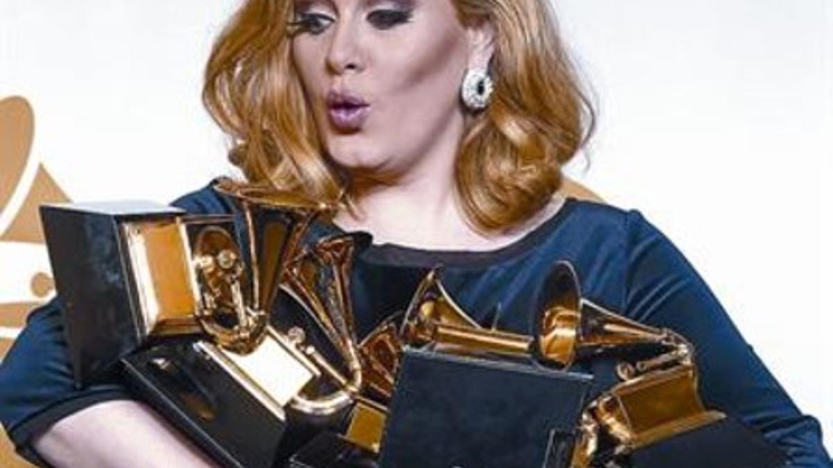 A la izquierda, Bon Iver, premio al artista revelación y al mejor álbum alternativo, y, a la derecha, Adele, que reunió nada menos que seis estatuillas.