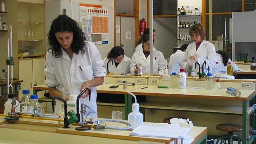 Estudiantes de formación profesional en el laboratorio de uno de los institutos donde se habían eliminado aulas.