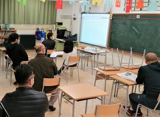 Una clase de catalán en el CNL L'Heura de Santa Coloma de Gramenet.