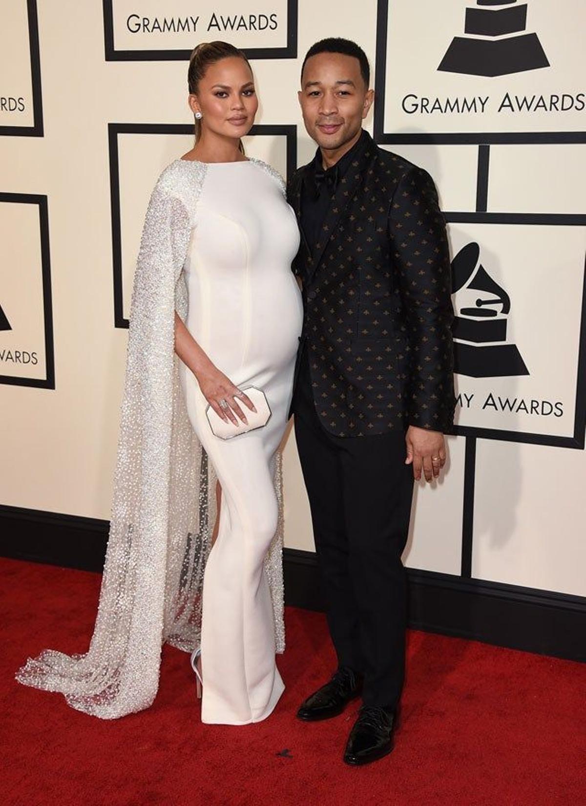 Chrissy Teigen, de Yousef Al-Yasmi, y John Legend, de Gucci, en la alfombra roja de la 58 Edición de los Grammy.