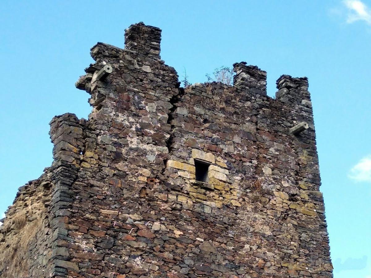 Detalle do coroamento da Torre do Torés.
