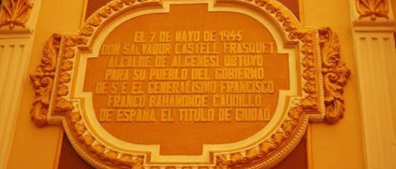 Algemesí se queda sin ayuda para retirar una placa que cita a Franco