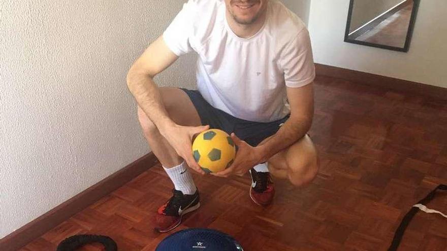 El futbolista en su casa de Vilagarcía antes de iniciar su entrenamiento físico diario. // FdV