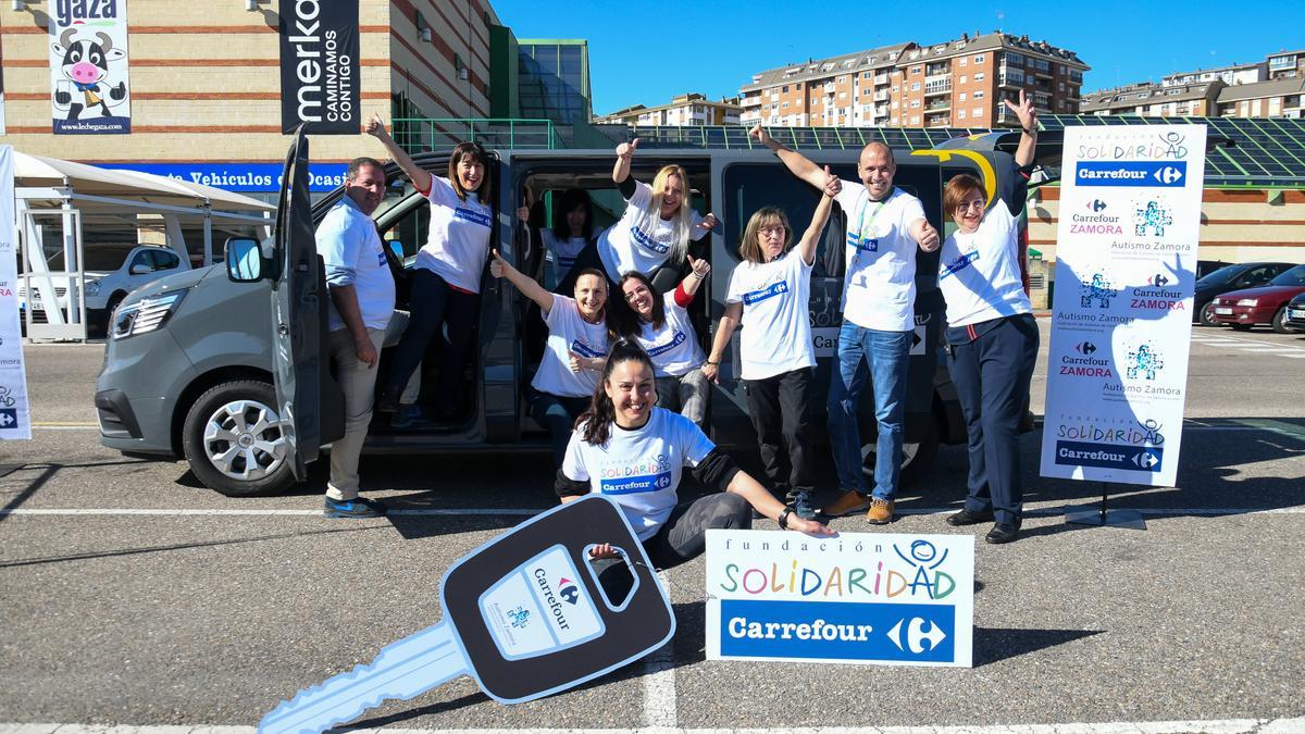 ZAMORA. Fundación Solidaridad Carrefour donación de un vehículo escolar a Autismo Zamora