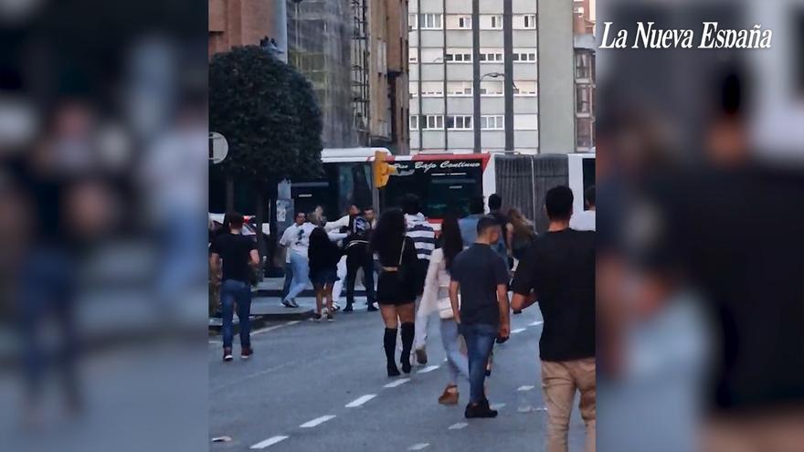 La pelea multitudinaria que logró evitar la Policía en la zona de fiesta de Gijón (Vídeo)