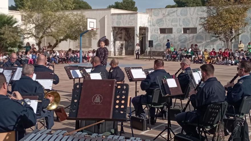 La Unidad Musical de la Academia General del Aire dirigida por José Manuel Castelló Sánchez en el CEIP Nuestra Señora de Loreto de Santiago de la Ribera. | L.O.