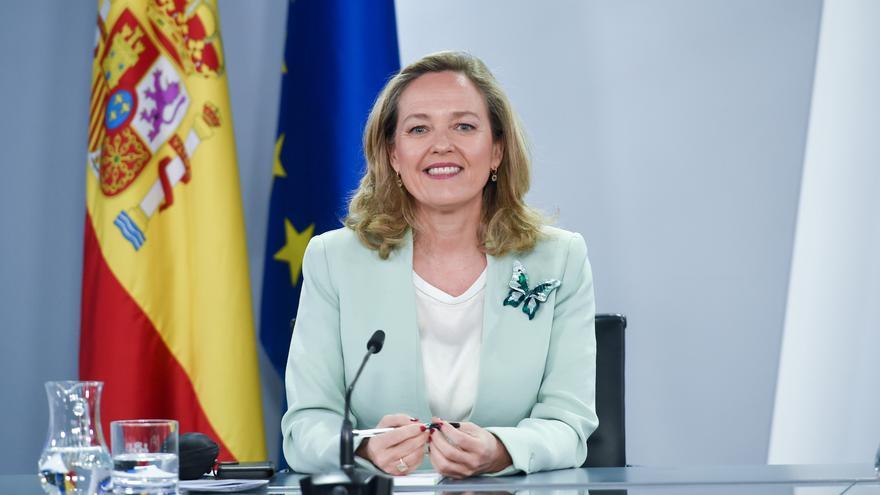 La vicepresidenta primera y ministra de Asuntos Económicos y Transformación Digital del Gobierno de España, Nadia Calviño, durante una rueda de prensa posterior a una reunión del Consejo de Ministros, en el Palacio de la Moncloa, a 18 de abril de 2023, en