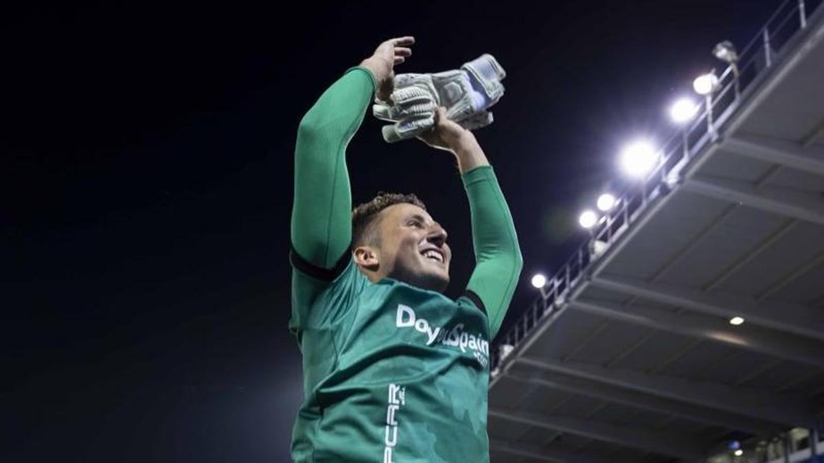Matthys celebra con la afición la victoria en el Leganés-Castellón.