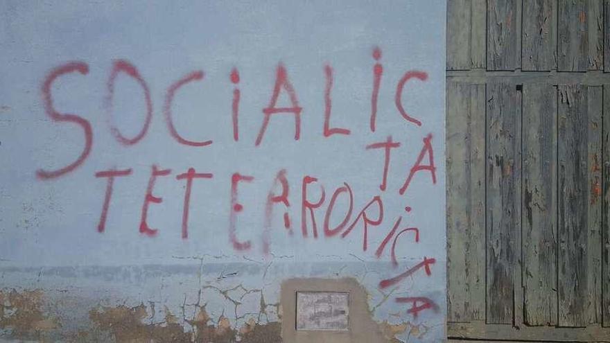 Pintada con la consigna &quot;Socialista terrorista&quot; aparecida en una nave propiedad de la familia Cisneros.