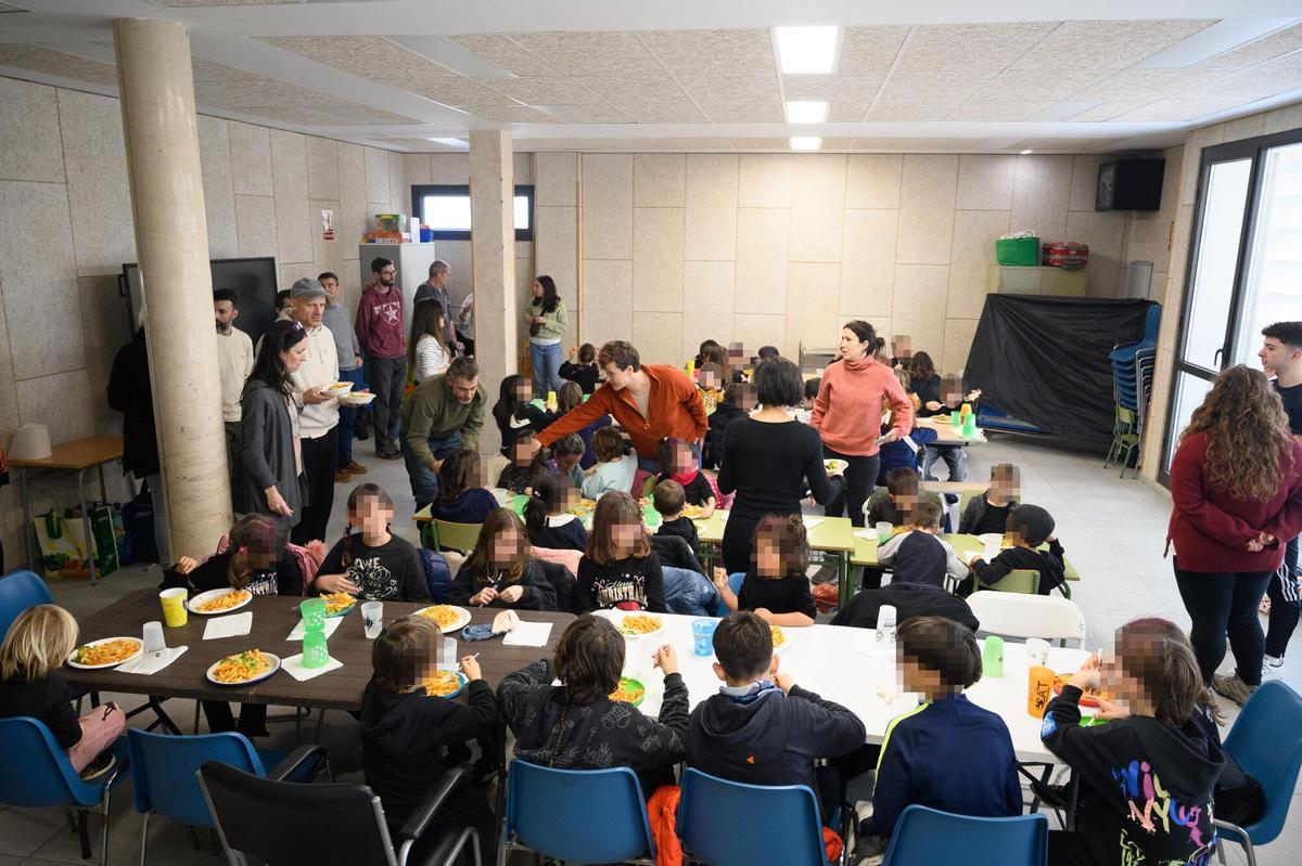 Varios alumnos en un comedor de Zaragoza