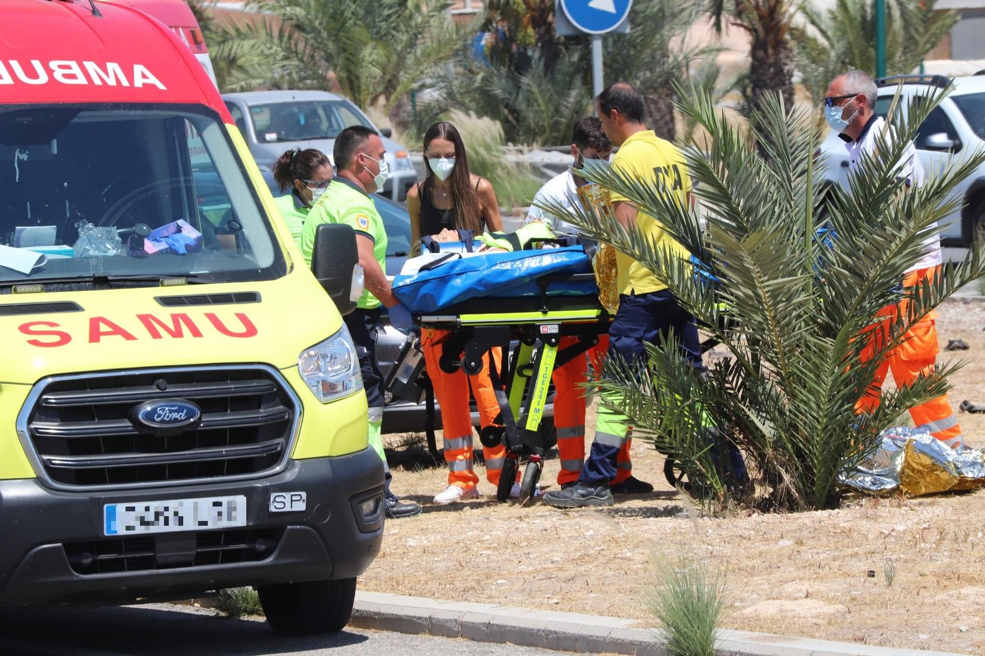 Fuerte accidente entre una ambulancia y una furgoneta en Elche