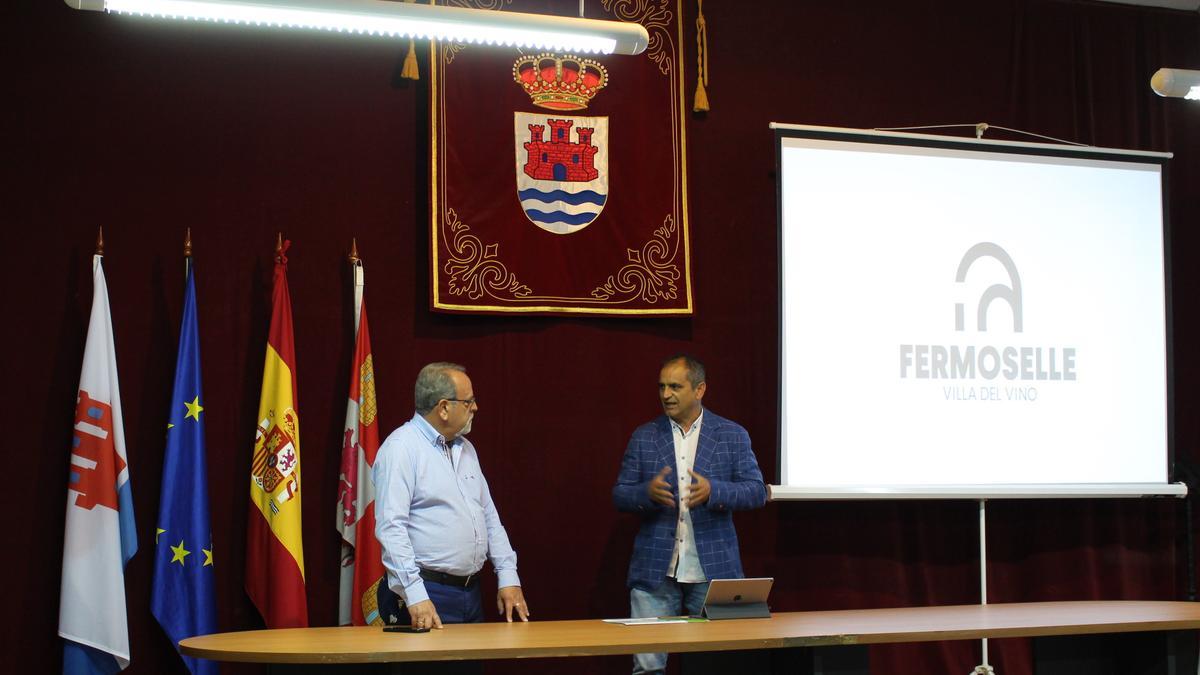 El alcalde del municipio, José Manuel Pilo; y el director de la AECT Duero-Douro, José Luis Pascual, durante la presentación