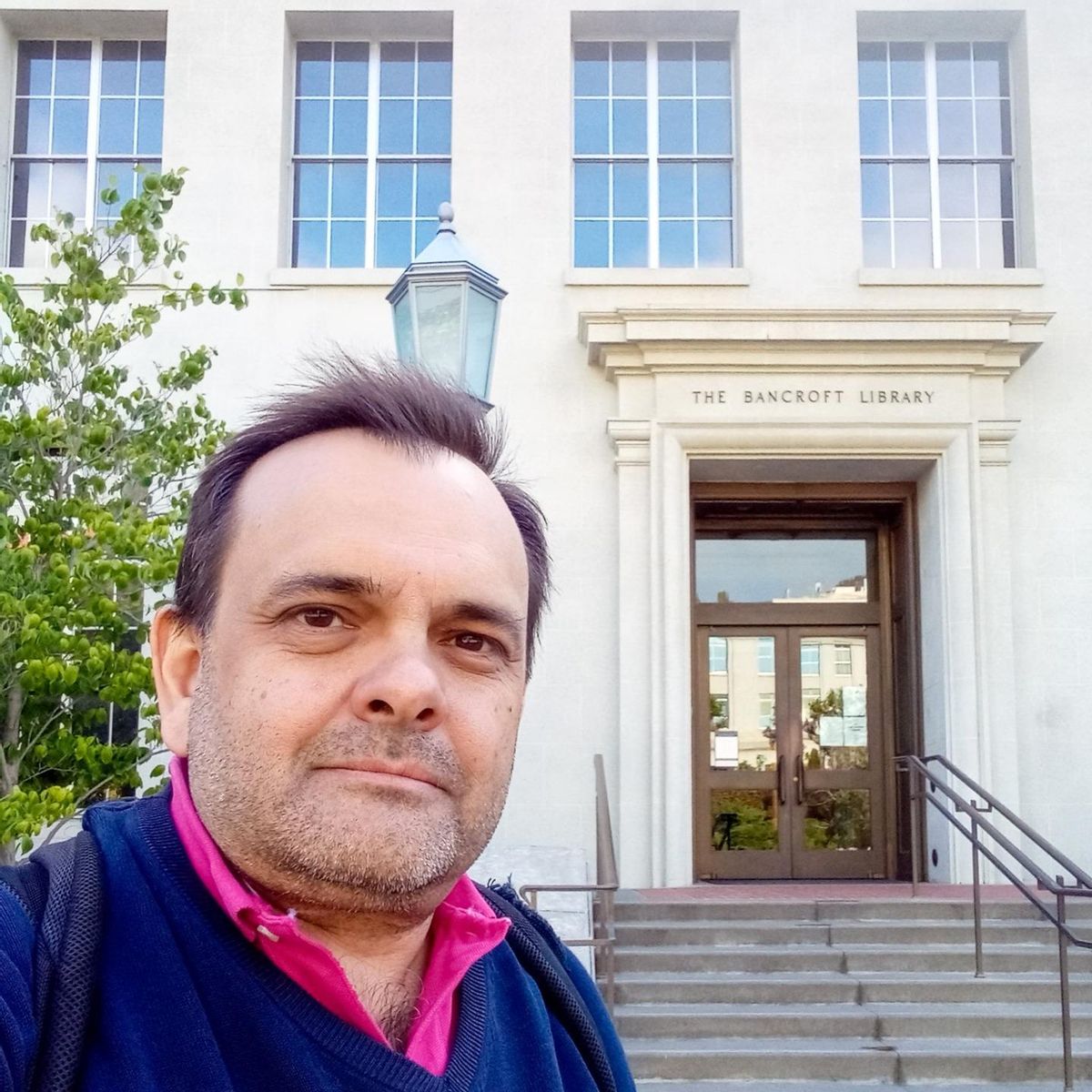 Manuel Trillo, en 2023, delante de la ‘Bancroft Library’ de la Universidad de California, en Berkeley, donde localizó un legajo fundamental para desvelar la historia del Fuerte San José.