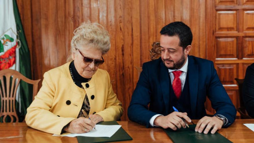 El alcalde, Juan Antonio García Abreu (PSOE), en la firma del acuerdo con Estela Pulido Ramos.