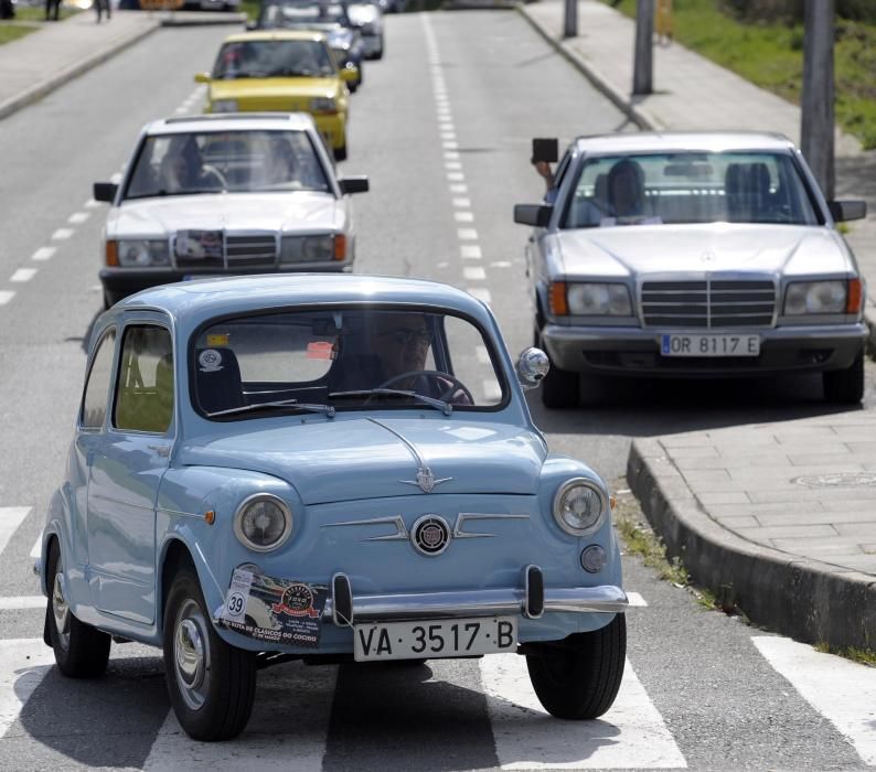 Decenas de automóviles de otras épocas tomaron las calles de Lalín con motivo de la VIII Ruta de Coches Clásicos do Cocido.