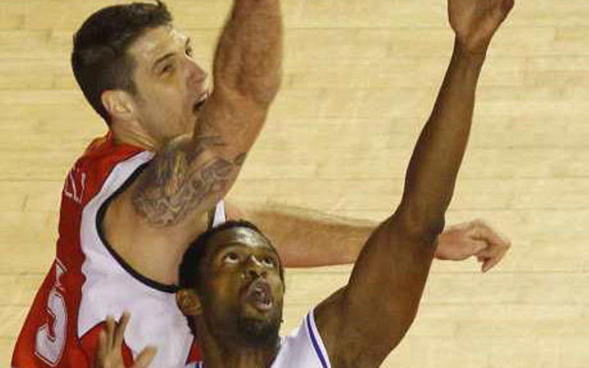 Asselin intenta capturar un rebote ante Barnes.