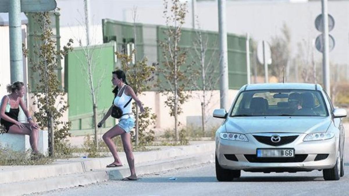 Un conductor francés para ante dos prostitutas en la N-2, a la altura de La Jonquera.