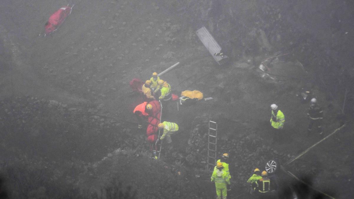 Rescate de los cuerpos de los fallecidos en el accidente de tráfico de Gran Canaria